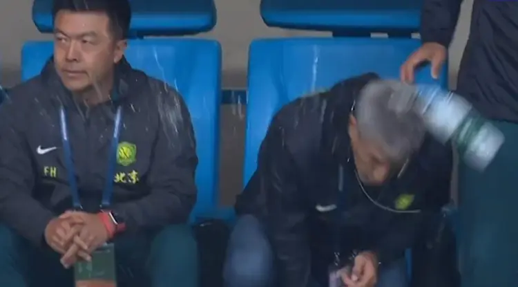 包含哈兰德场边指挥情绪激动，武磊队员怒摔水瓶的词条