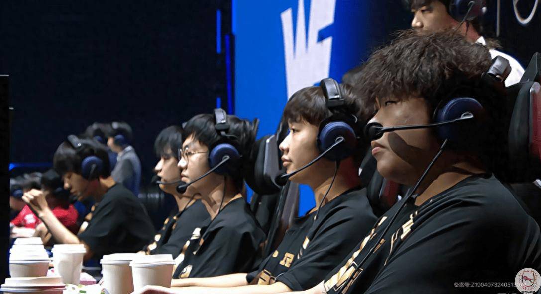  Rookie爆冷击败RNG，出色防守引爆全场！